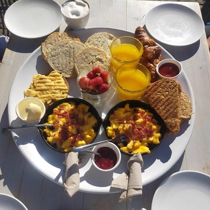 Groot bord met een heerlijke lunch met broodjes, fruit en jus d'orange